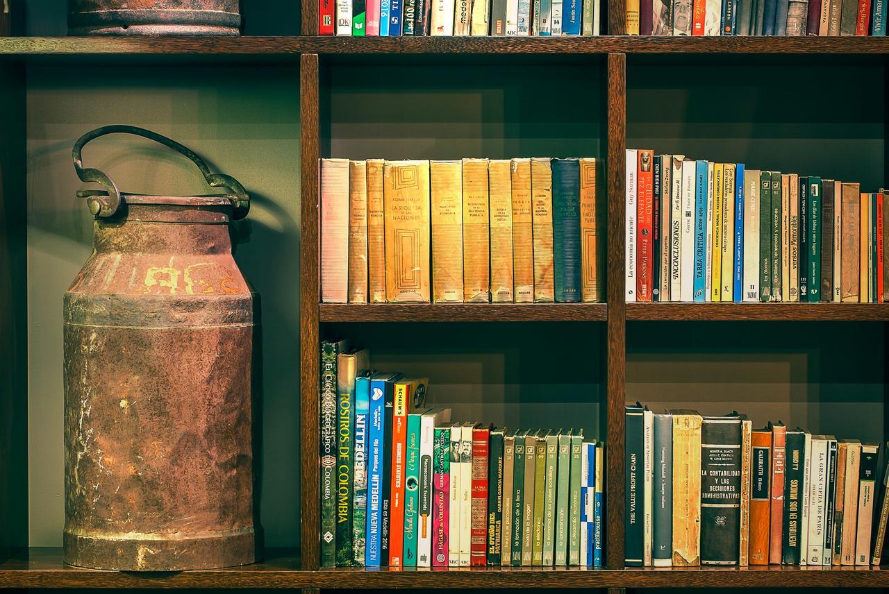 Sites Hotel Medellín Exteriér fotografie Books on a bookshelf