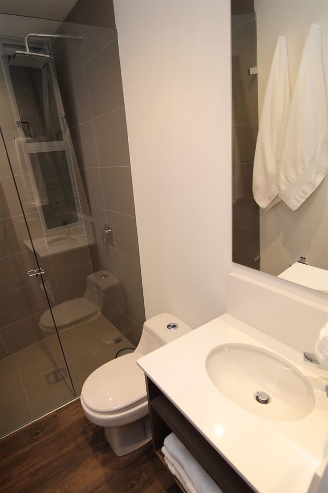Sites Hotel Medellín Exteriér fotografie A shower with a sliding door