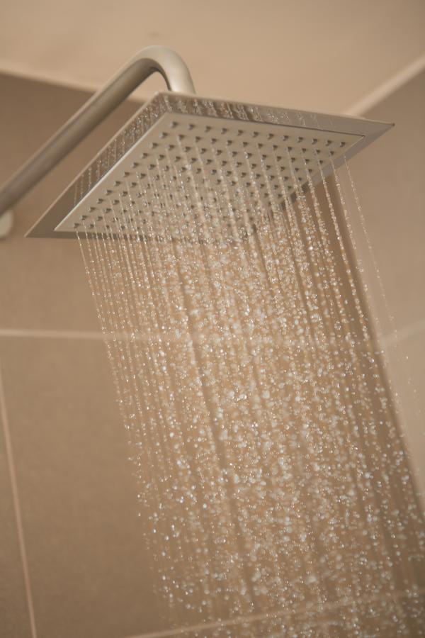 Sites Hotel Medellín Exteriér fotografie A shower in operation