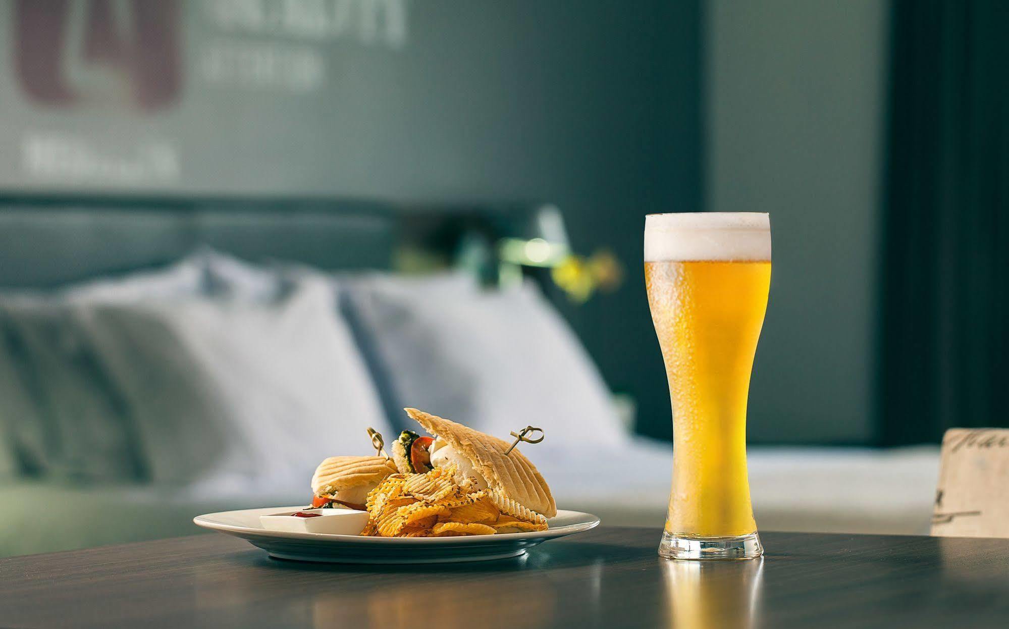 Sites Hotel Medellín Exteriér fotografie A beer in a Weisse glass